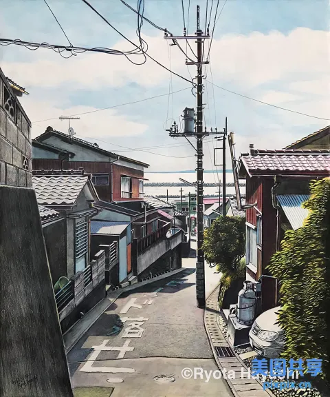 画一条街道，铁轨和建筑物上有一列火车