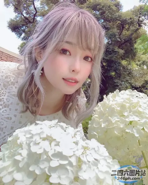 歌词大意： 有一个女人拿着一束花