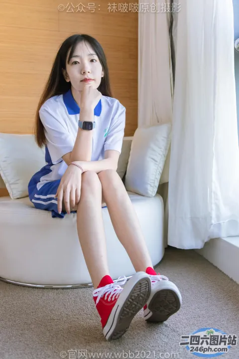 坐在房间里白色沙发上的阿拉夫德女人