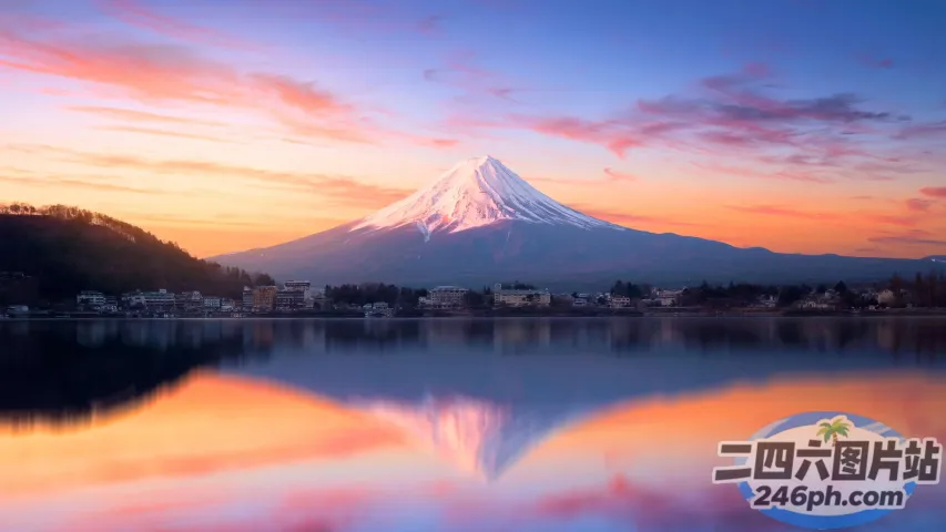 日落时分在湖中倒影的 Arafed 山