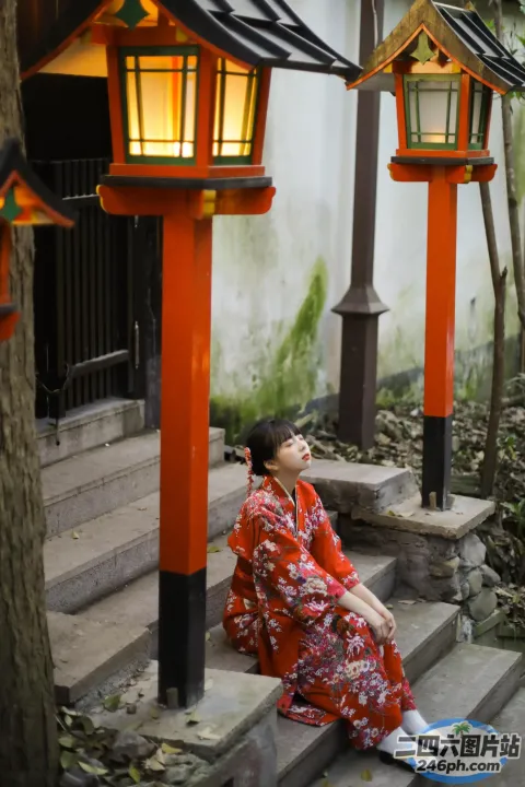 台阶上坐着一个穿着红色和服的女人