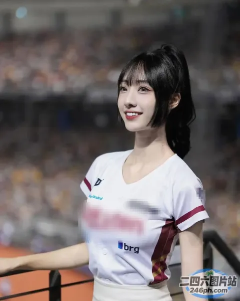 站在网球场上的女人的特写