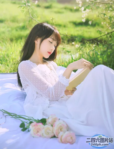 阿拉菲女人坐在毯子上，在田野里看书