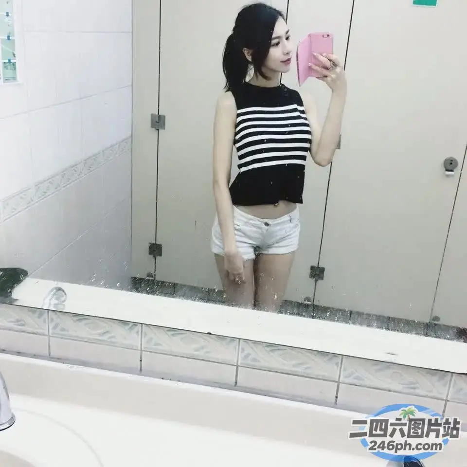 有个女人在浴室镜子里自拍
