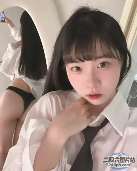 歌词大意： 有一个女人正在对着镜子自拍