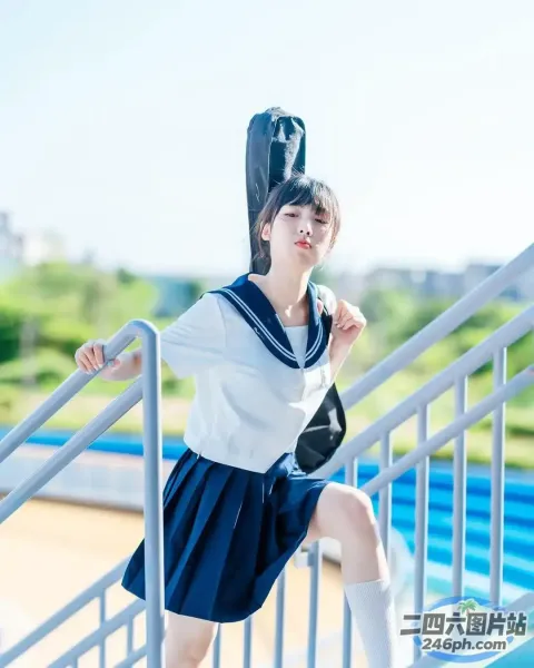 身穿水手服的 arafed 女子在栏杆上摆姿势