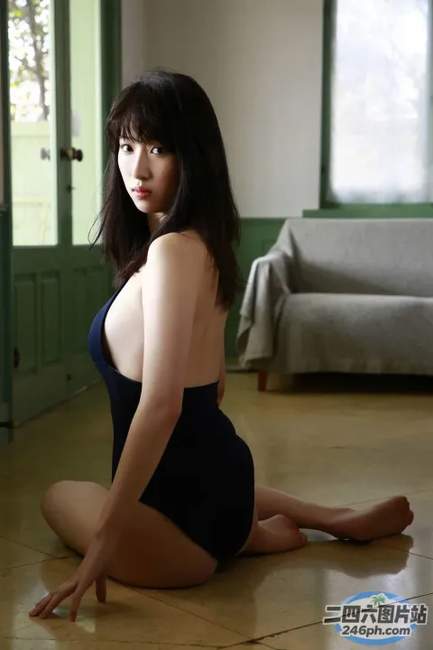 身穿黑色泳衣的阿拉夫德女子坐在地板上
