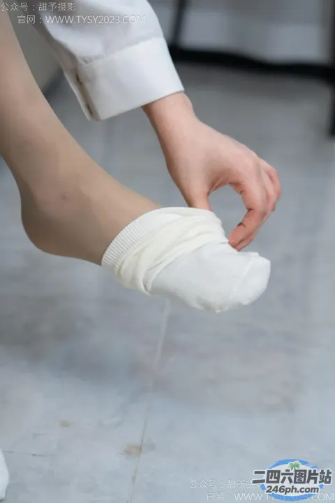 有人用一双白袜子在脚上缠上绷带