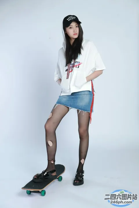 身穿白衬衫、蓝色裙子和滑板的阿拉夫女人