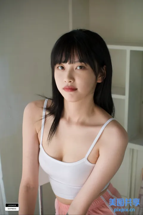 一位身穿白色上衣的女子摆姿势拍照的特写