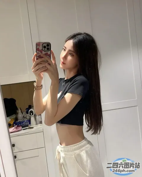 阿拉菲女子在厨房里拿着镜子自拍
