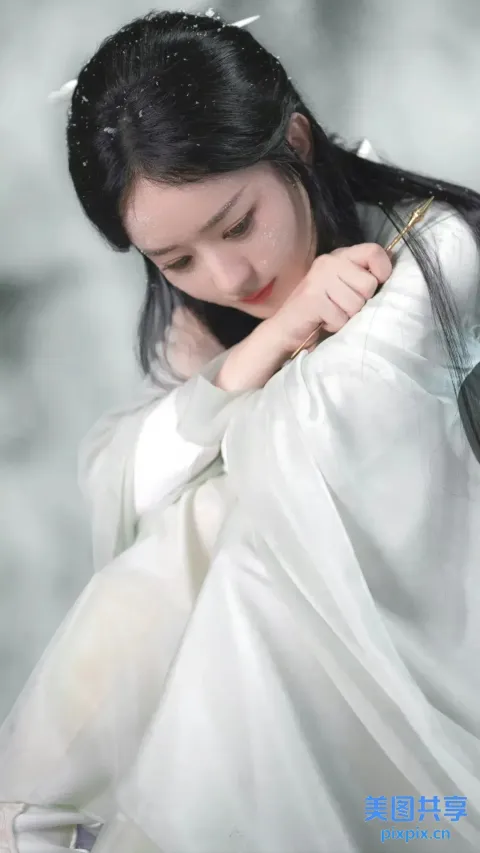 身穿白色连衣裙和黑色钱包的阿拉夫女人