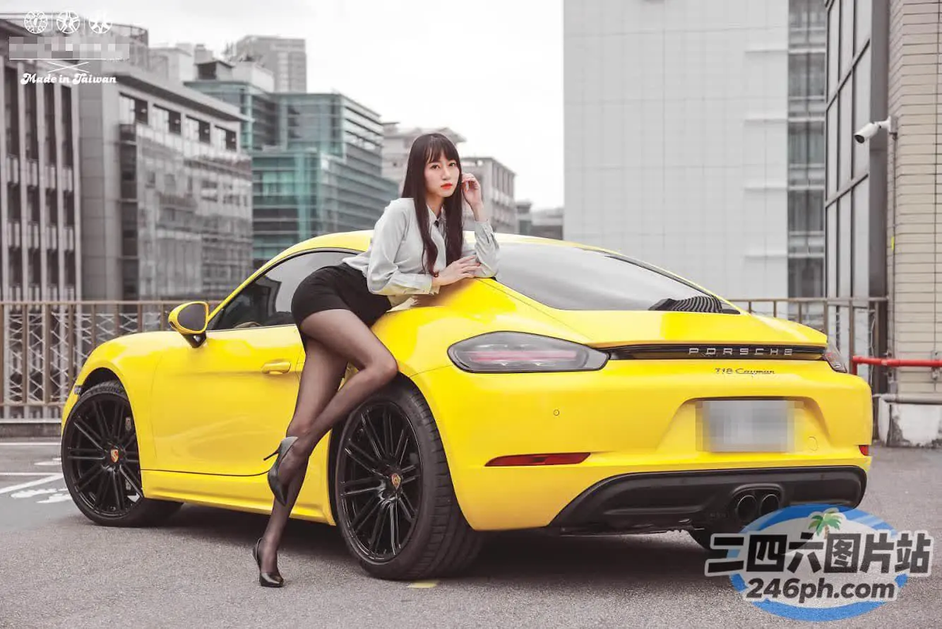 坐在黄色跑车引擎盖上的阿拉夫德女人