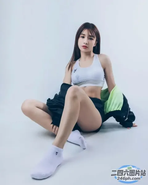 一名女子盘腿坐在地上