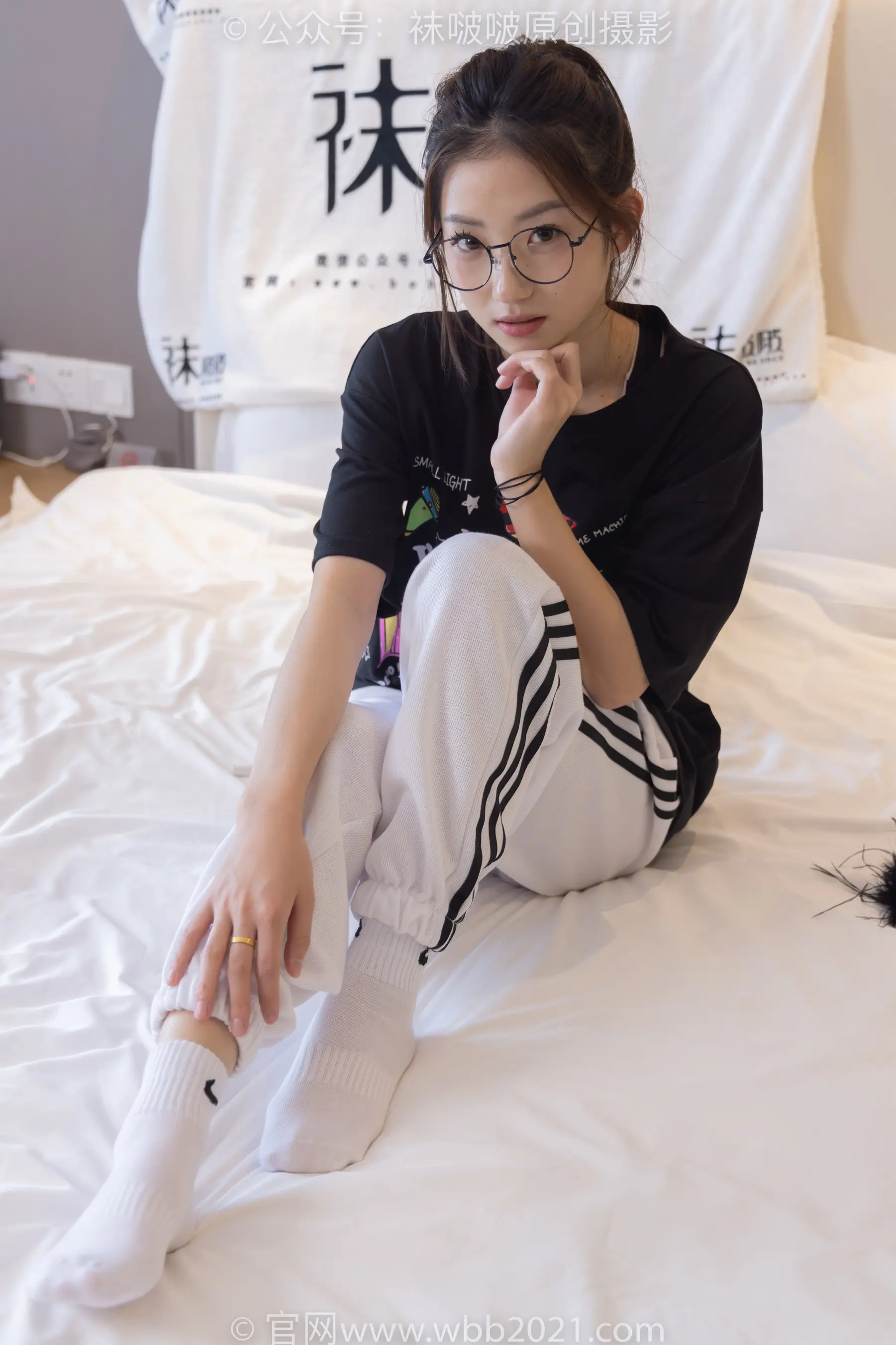 阿拉夫德女人坐在床上，床上有一只猫