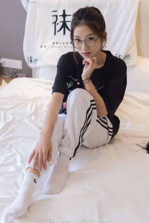 阿拉夫德女人坐在床上，床上有一只猫