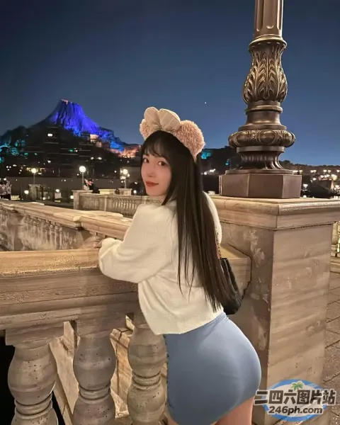一名身穿裙子和白衬衫的女子在桥上摆姿势
