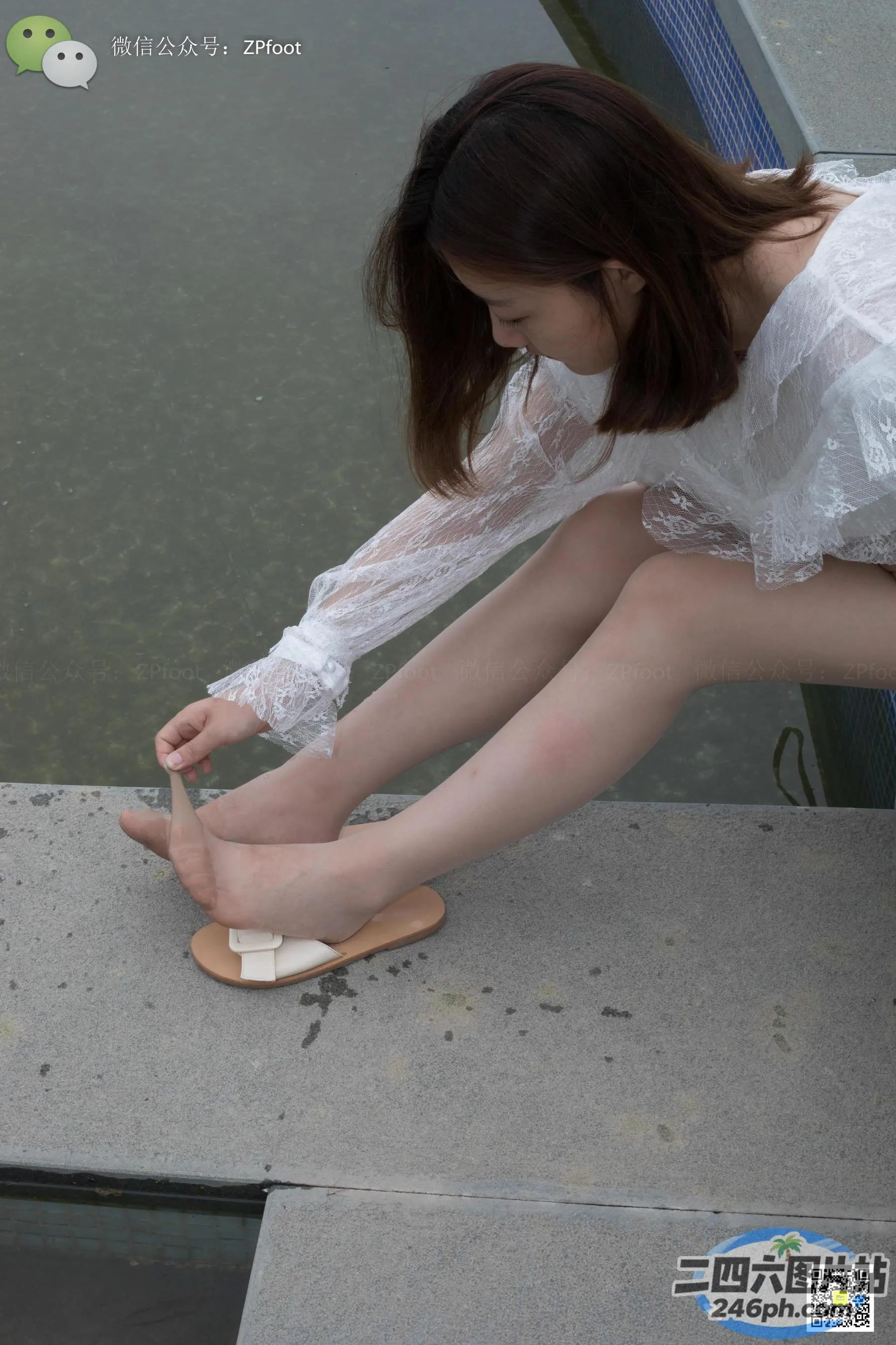 身穿白色连衣裙的 araffe 女子在水边系鞋带