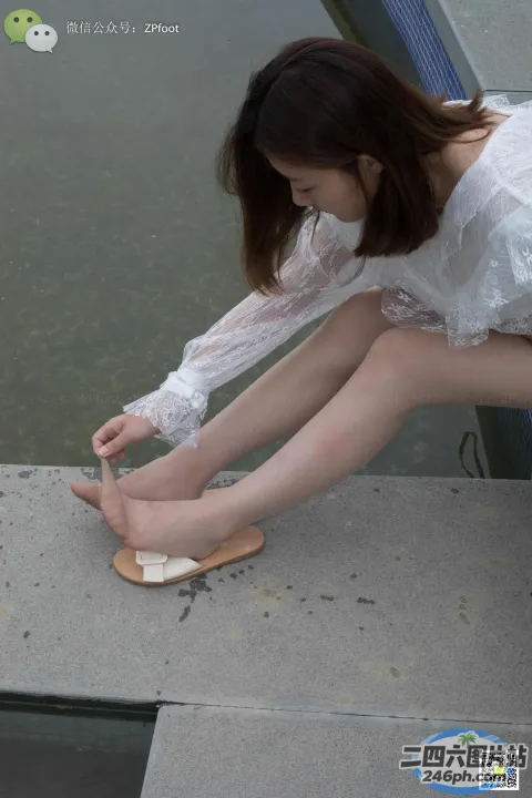 身穿白色连衣裙的 araffe 女子在水边系鞋带