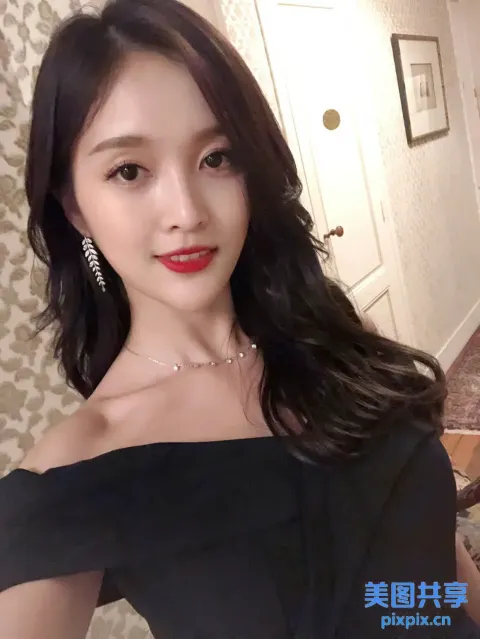 身穿黑色连衣裙的阿拉菲女人摆姿势拍照