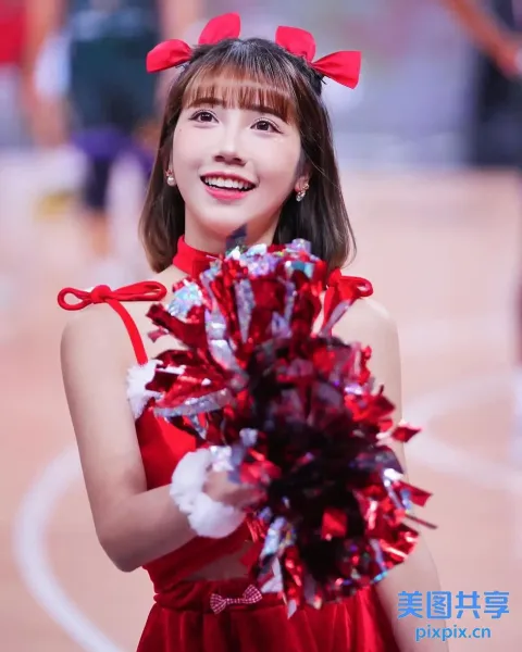 身穿红色连衣裙的 araffe 女孩，手里拿着绒球
