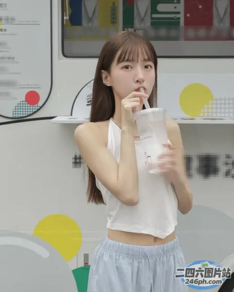 身穿白色上衣和蓝色短裤的 araffe 女孩拿着饮料