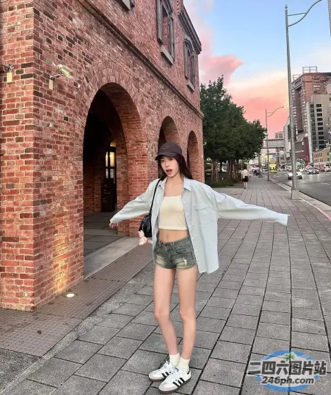 人行道上站着一个女人，张开双臂