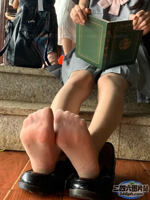 台阶上坐着一个女人看书