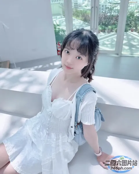 有个女人穿着白色的裙子坐在长凳上