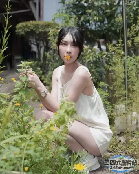 有个女人跪在花园里采花