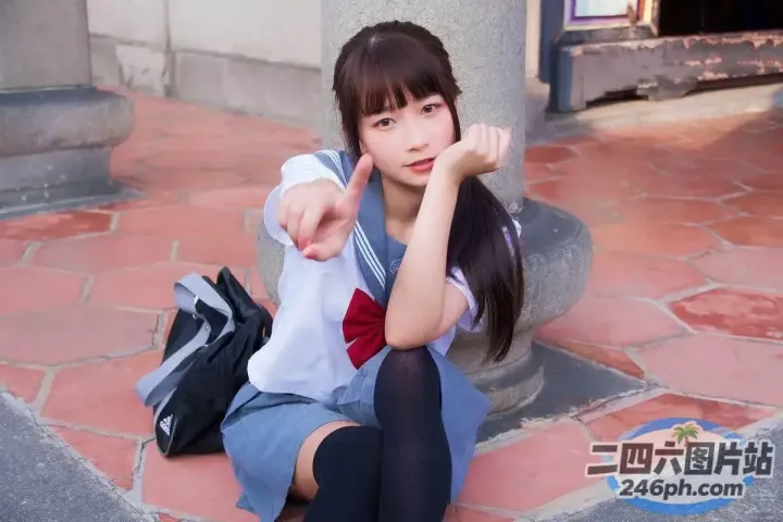 有一名女子坐在地上指着摄像头
