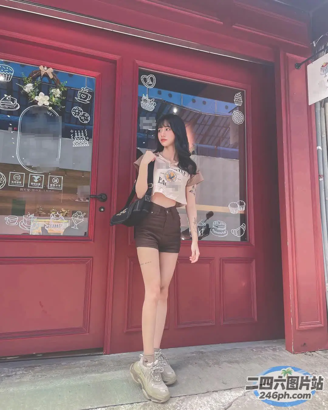 阿拉菲女子拿着一个包站在一扇红色的门外
