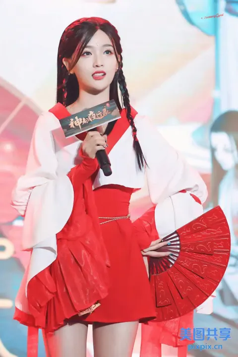 阿拉夫 身穿红白连衣裙拿着扇子的亚洲女人