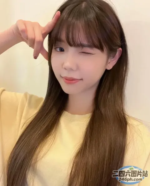 棕色长发和刘海的阿拉伯女孩，穿着黄色衬衫