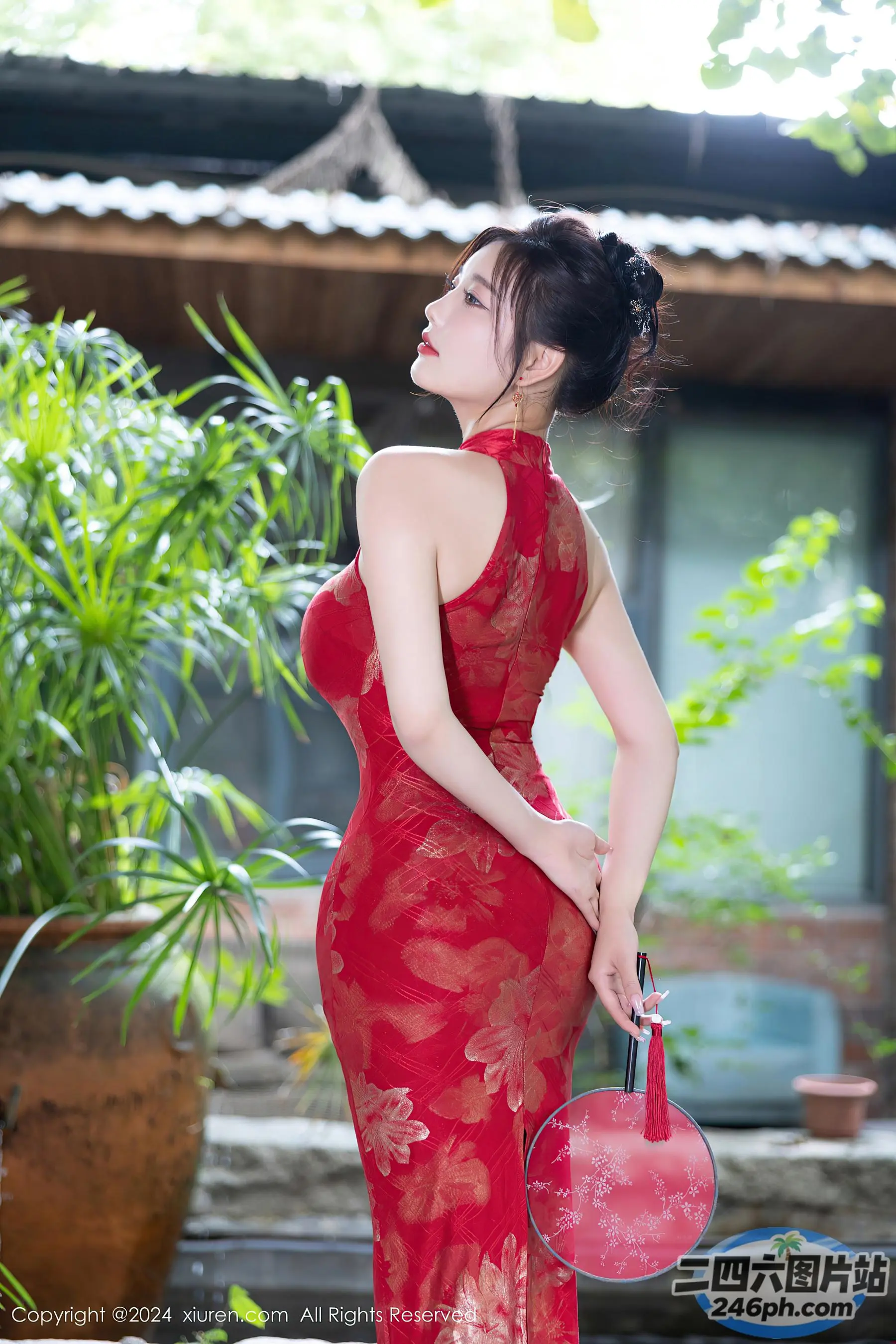 一名身穿红色连衣裙的女子正在摆姿势拍照