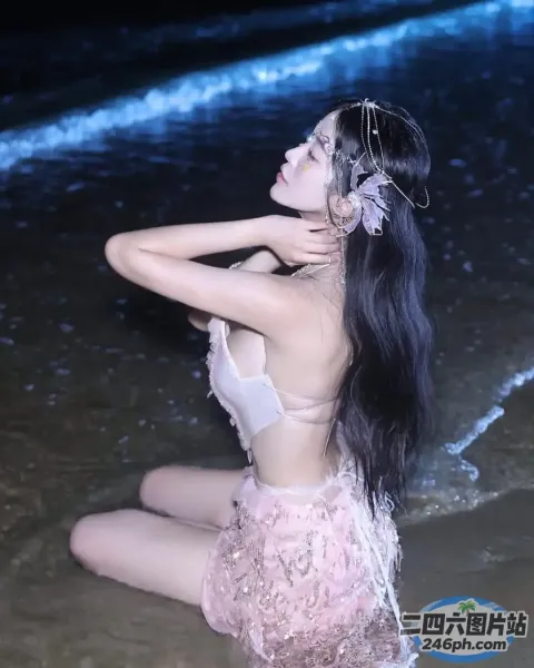 一个女人坐在海边海滩上的特写