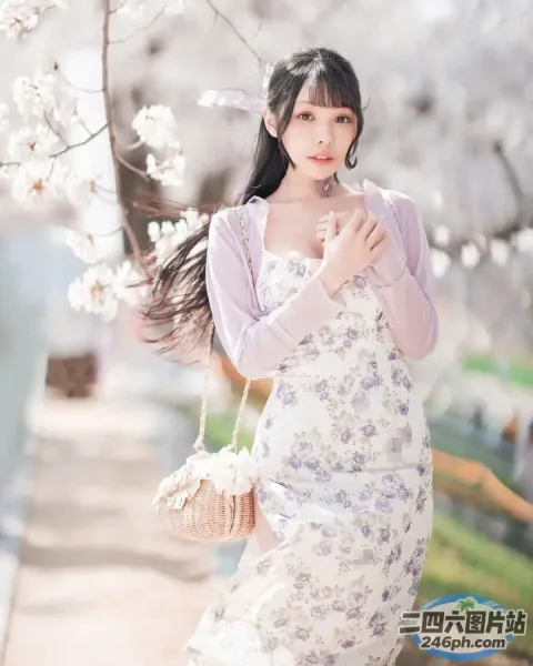 一个穿着裙子的女人拿着篮子的特写