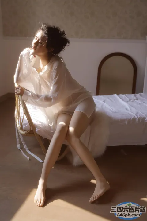 房间里的椅子上坐着一个女人