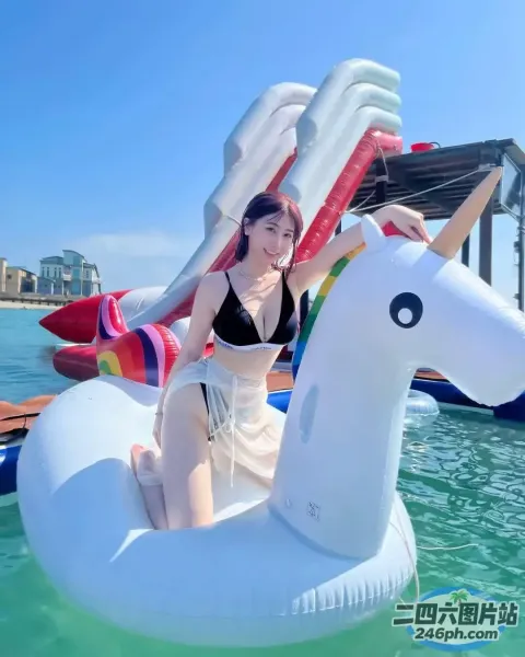 一名穿着比基尼的女子坐在水中的充气独角兽上