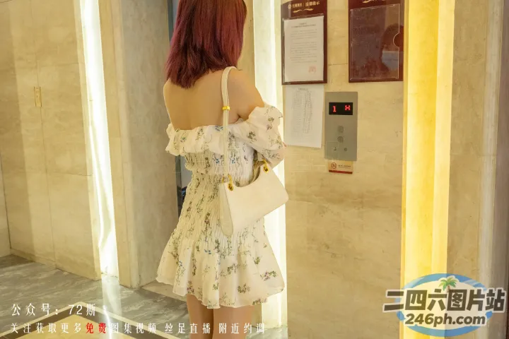 站在门前的白裙子的阿拉菲女子