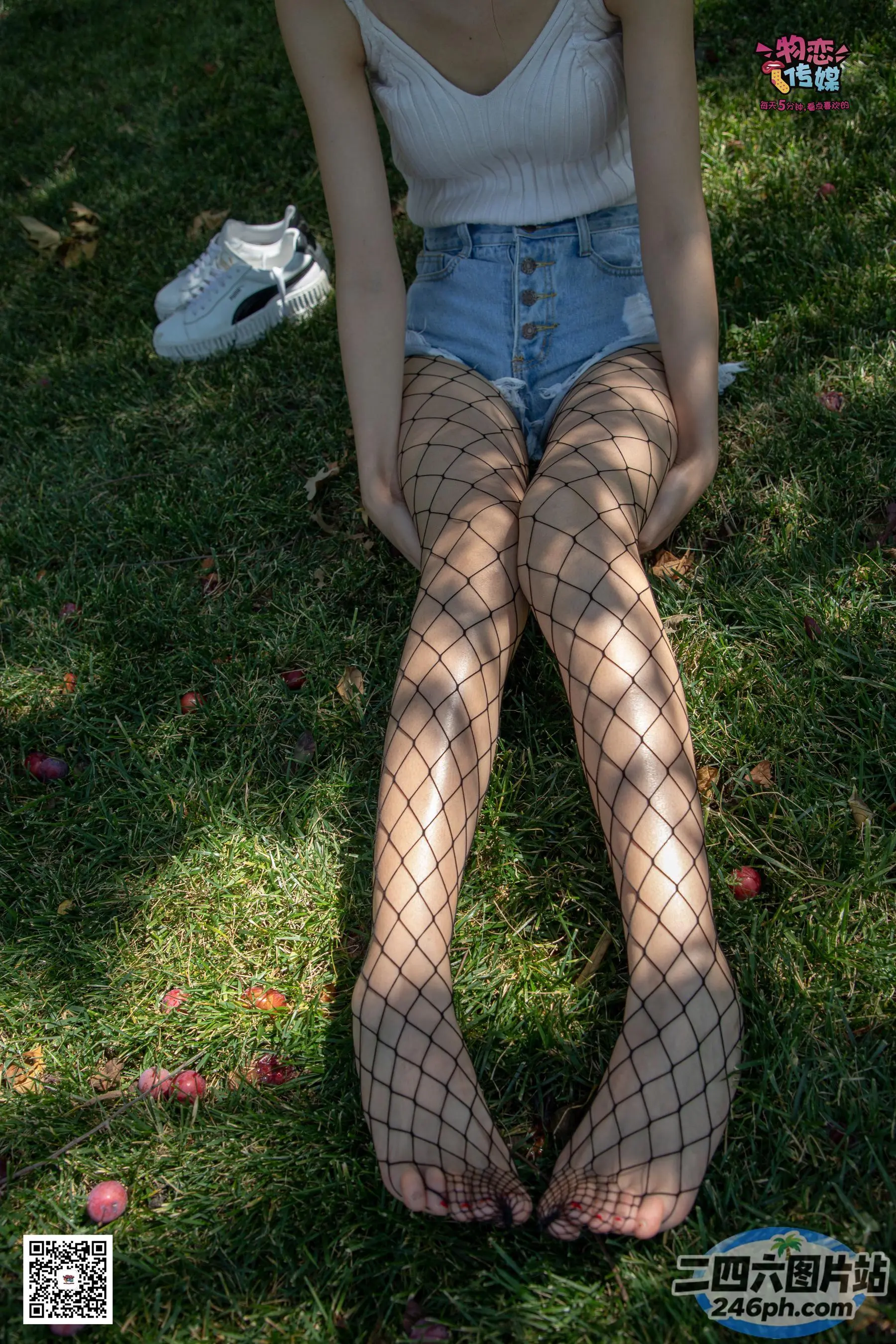 盘腿坐在草地上的阿拉菲德女人