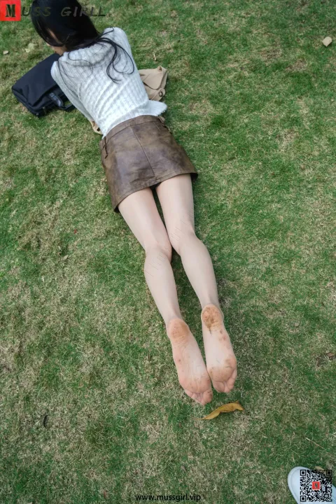 阿拉夫女人躺在草地上，双脚抬起
