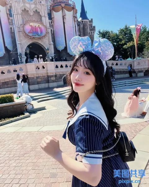 身穿蓝色连衣裙、戴着白色帽子的阿拉伯女孩合影留念