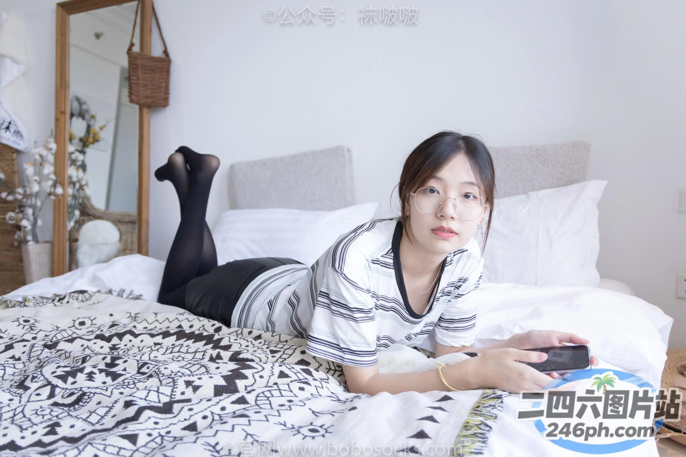有个女人躺在床上，拿着遥控器