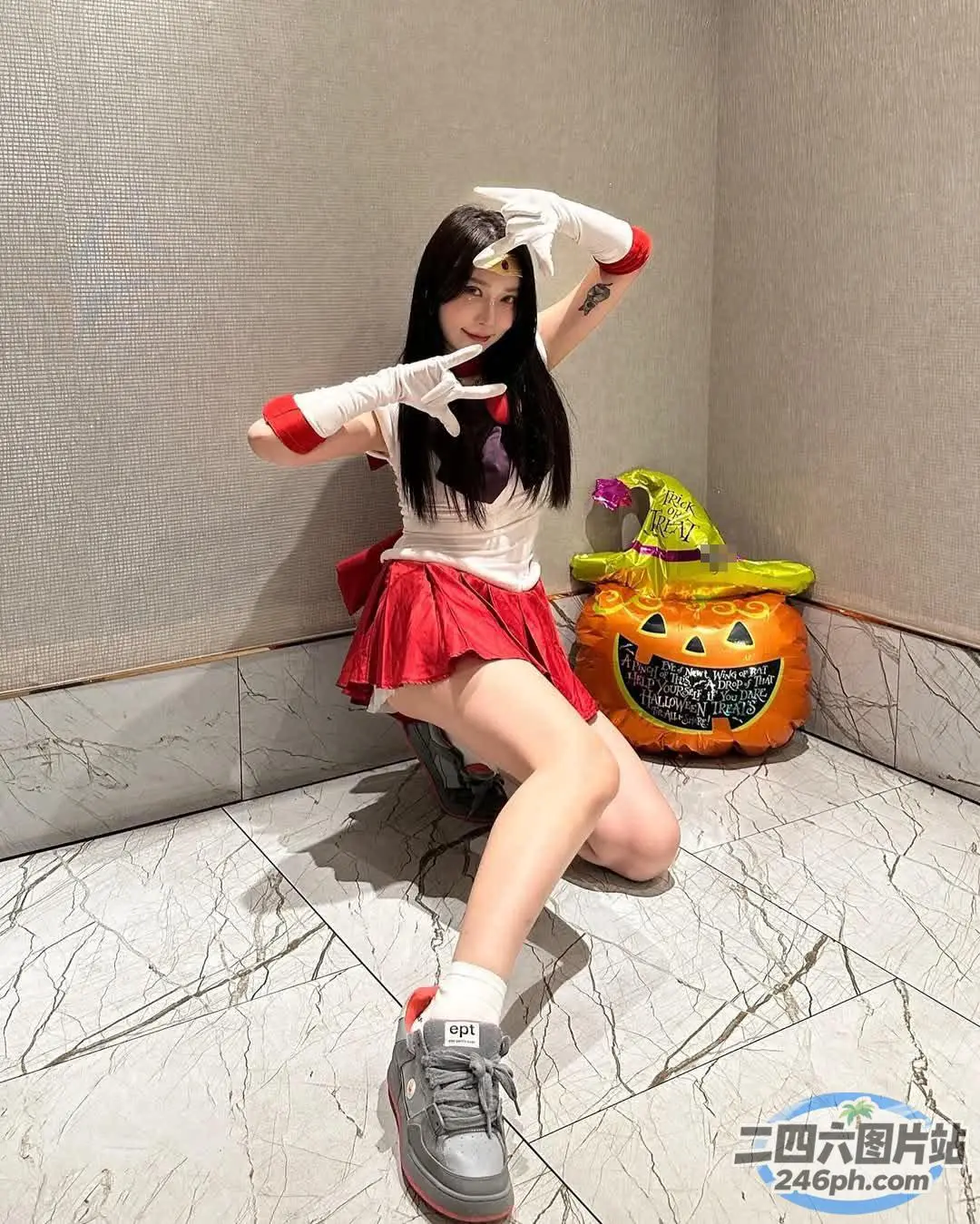 地板上坐着一个穿着戏服的女人