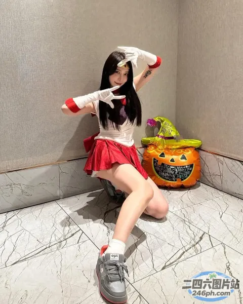 地板上坐着一个穿着戏服的女人