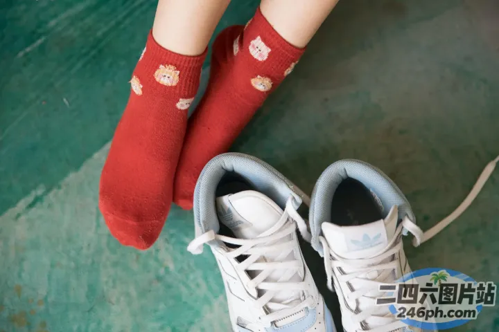 有人穿着红色袜子和白色运动鞋，搭配白色鞋子