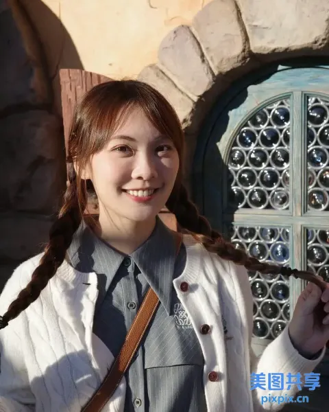 站在石头建筑前的长发女人