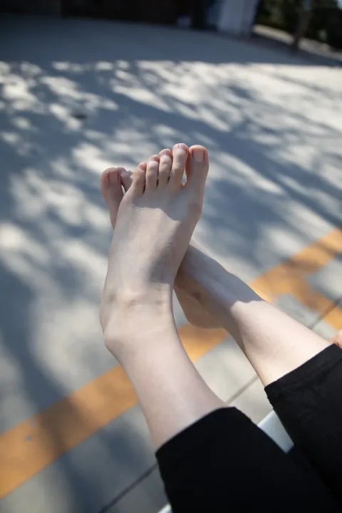 有人坐在长凳上，双叉