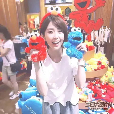 阿拉伯人在商店里举着毛绒玩具